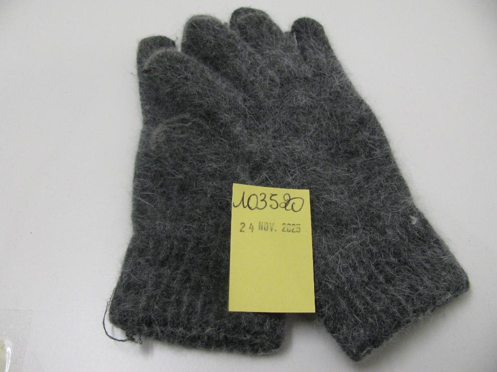 Vêtements, chaussures, accessoires : N° 2025006758 Trouvé(e) le : Mon Nov 24 00:00:00 CET 2025