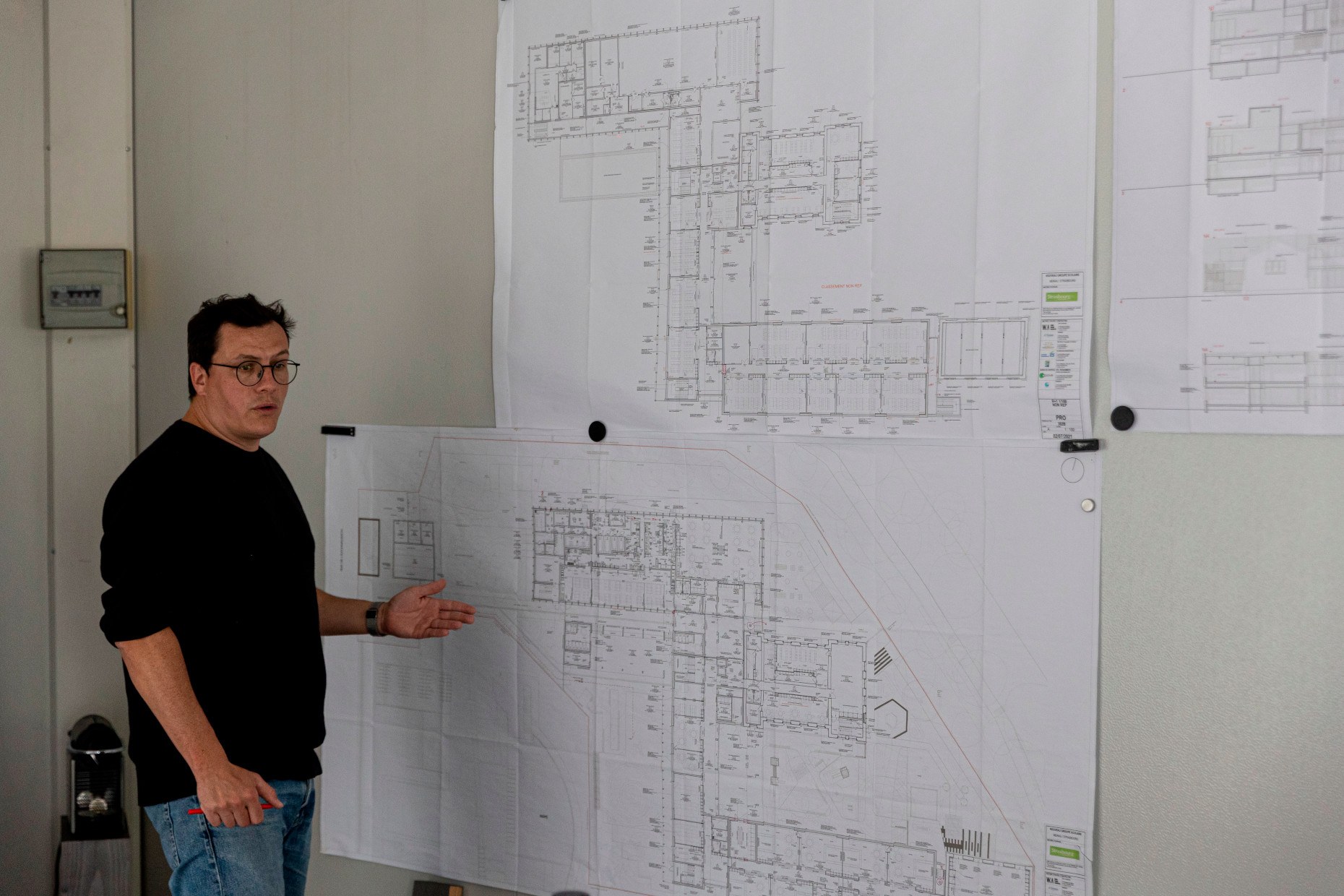 Alexis Delcroix est architecte au sein de l’agence strasbourgeoise Weber-Keiling. Il mène les travaux du futur groupe scolaire de la Meinau. Le chantier a démarré en janvier 2022 et les premiers élèves y feront leur rentrée en septembre 2025. Le bâtiment pourra accueillir 575 personnes (enfants et personnel). Le montant du projet s’élève à 18 millions d’euros TTC.