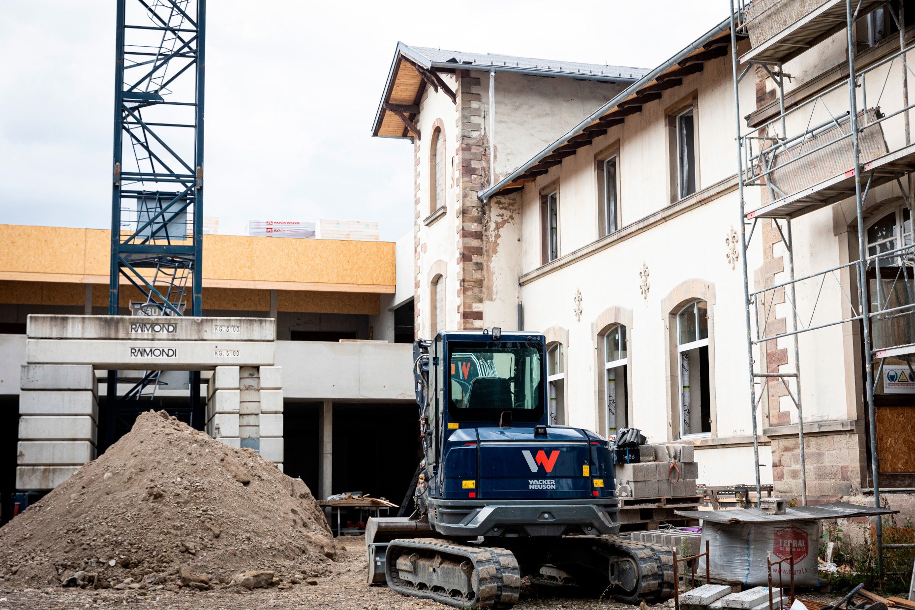 Sur le site, deux bâtiments construits au début du XXe siècle sont intégrés au projet architectural, liant le neuf à l’existant. Ces bâtiments rénovés accueilleront une salle de jeux pour les élèves de maternelle, mais aussi une salle de lecture et une salle des professeurs.