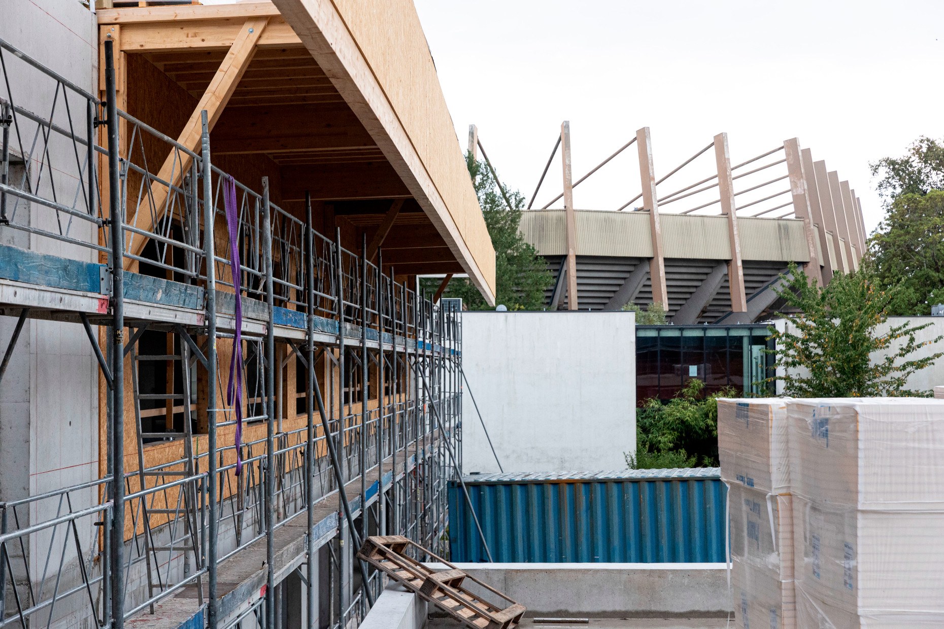 La surface plancher du projet de 5322 m² permet d’intégrer l’école maternelle de huit salles de classe en rez-de-chaussée et l’école élémentaire de dix salles de classe au premier étage. Les constructions neuves du projet répondent aux normes de bâtiment passif. 5 Outre les salles de classe, l’établissement dans son ensemble comptera également des salles de jeux, de repos et d’évolution, des bibliothèques, des locaux périscolaires, des salles d’enseignement spécialisé, une salle de science, ou encore un atelier et un jardin pédagogiques, mais aussi un logement de fonction et un cabinet médical. Une salle polyvalente sera également ouverte sur le quartier via un accès spécifique.