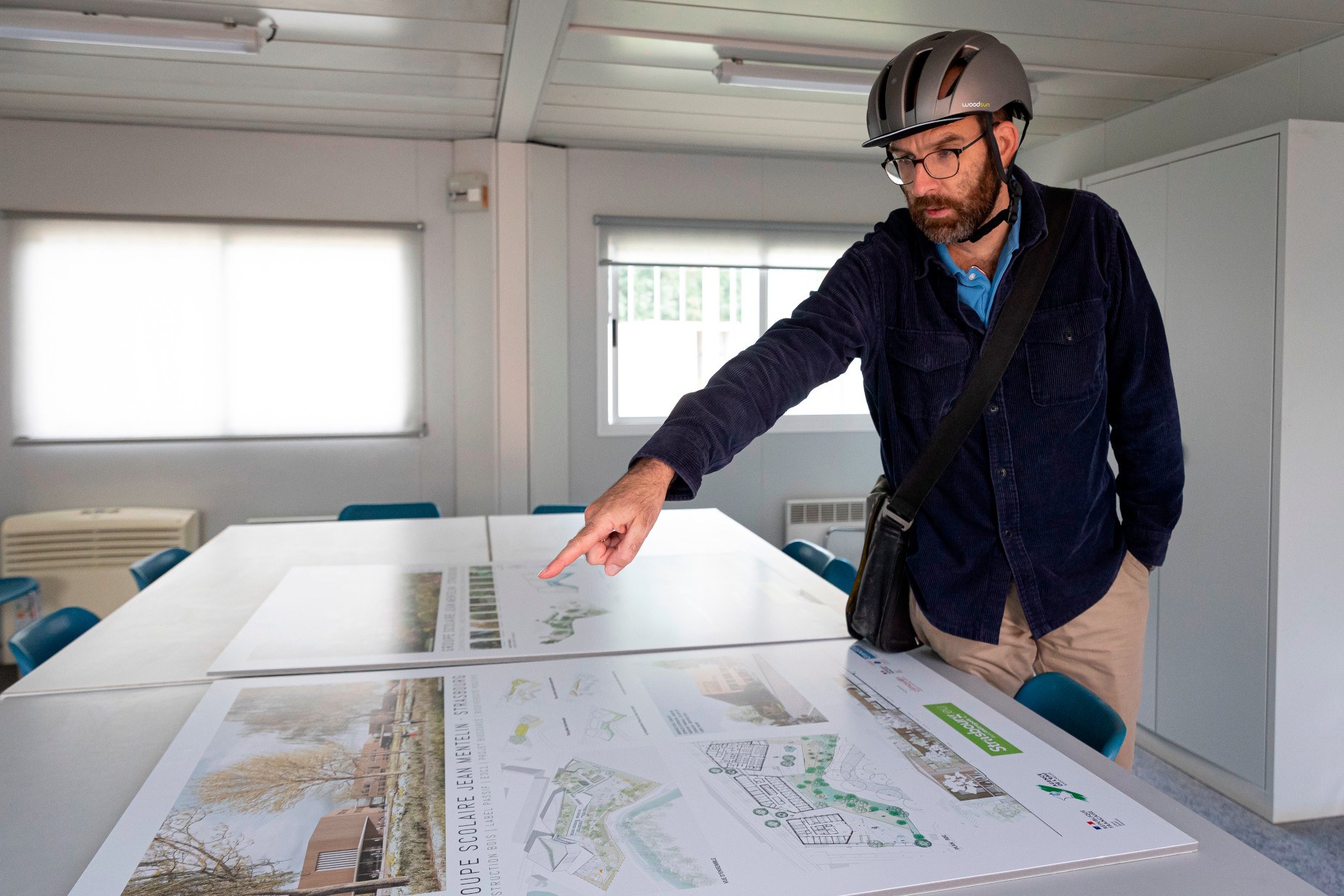 François-Frédéric Muller, architecte de l’agence strasbourgeoise MW, dirige les travaux du futur groupe scolaire situé rue Jean-Mentelin à Koenigshoffen. L’équipement, entièrement passif en énergie, doit accueillir ses premiers élèves pour la rentrée de septembre 2024. Le montant de l’opération s’élève à 23,4 millions d’euros TTC.