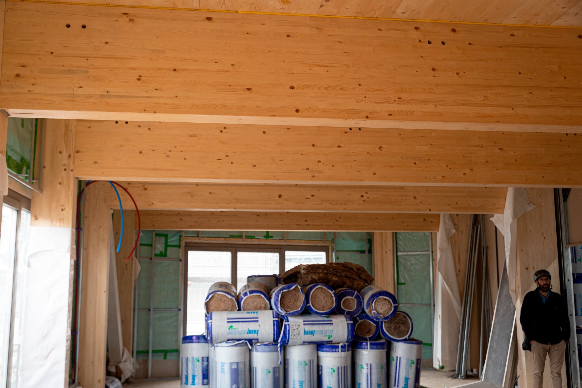 La maîtrise d’œuvre est assurée par un groupement d’agences d’architecture reconnues pour leur savoir-faire en matière de construction bois et d’aménagement d’espaces pédagogiques. Les ossatures bois resteront apparentes dans les salles de classe.
