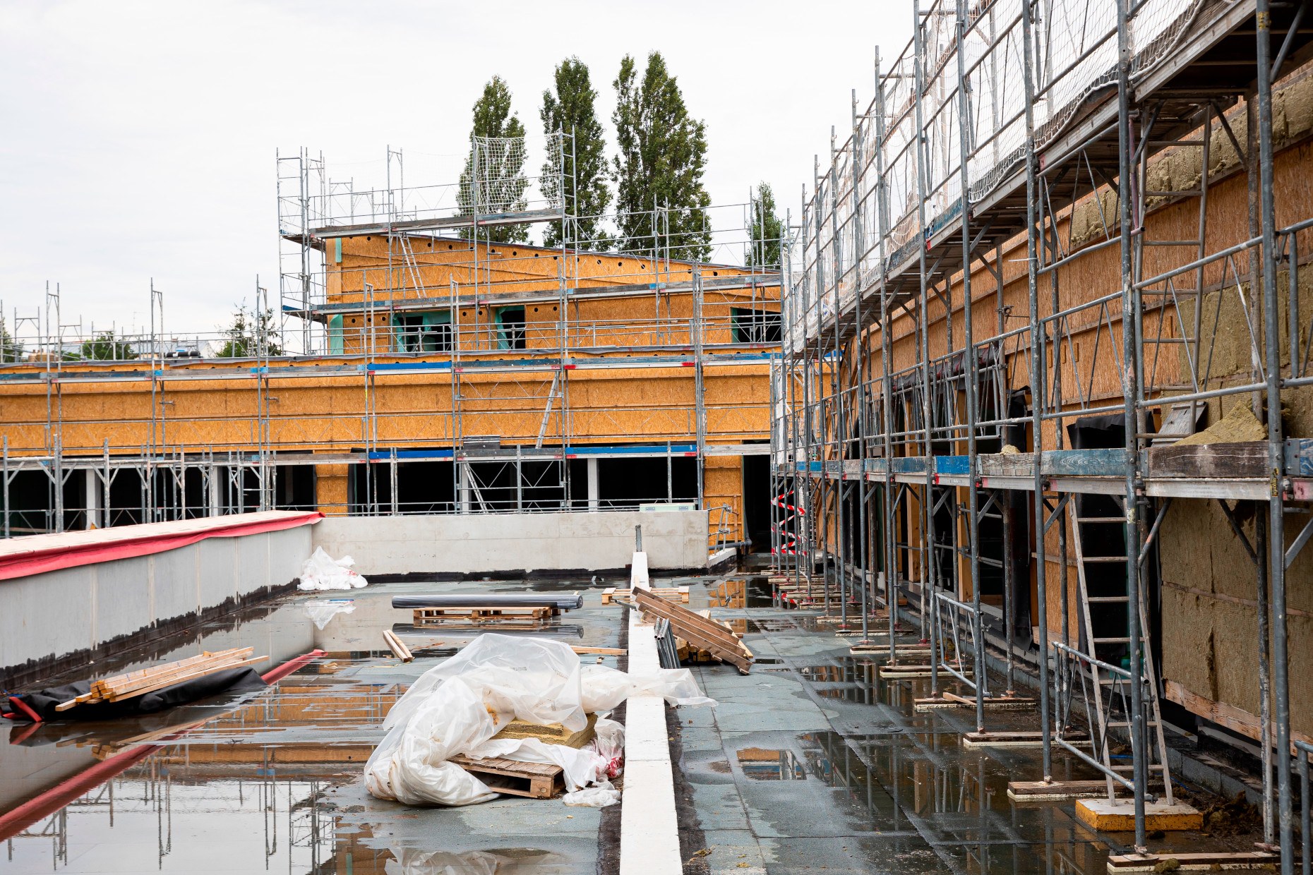 Des toits en terrasse sur le bâtiment permettront des aménagements paysagers et la culture d’un potager. Celui-ci sera l’occasion de développer des projets pédagogiques, notamment pour approvisionner une partie du restaurant scolaire qui produira les repas sur place.